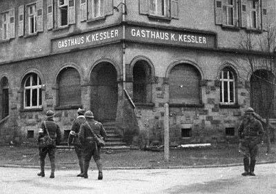 ! Französische Soldaten vor dem Gasthaus Kessler in Lauterbach, September 1939 Sehr interessant, oder besser gesagt im Nachhinein aufschlussreich, ist die Schlagzeile der New