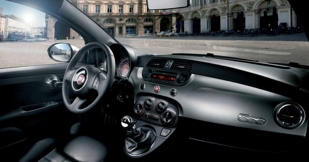 Die individuelle Persönlichkeit des Fiat 500 TWINAIR zeigt sich auch im harmonisch abgestimmten Interieur: Im Total Black Ambiente mit matt chromer