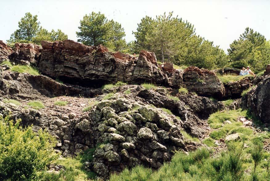 Andere Gesteine wie Gabbros und Serpentinite sorgen für die Konsolidierung der sich