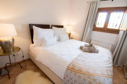 5) Zimmer Gold Doppelzimmer für 2 Personen. Teilt das Bad mit Zimmer Silver (Einzelzimmer) EUR 1.250,- p.