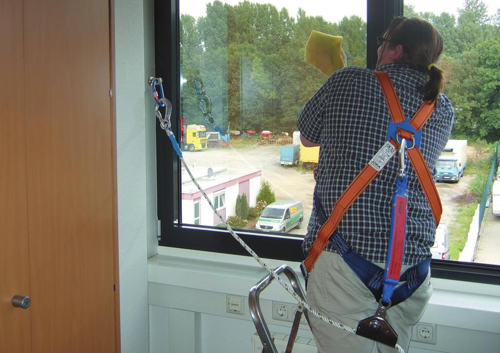 Secuwin Produktbeschreibung Secuwin ist ein zweiteiliges System zur Sicherung von Personen gegen Absturz bei wiederkehrenden Arbeiten an Fenstern oder Fassaden.