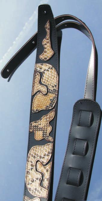 Snake - Design Mattschwarzer 7 cm breiter Volledergurt, Futter schwarzes Velourleder mit aufgenähten Applikationen aus Volleder in Schlangenoptik. Aufwendig verarbeitet.
