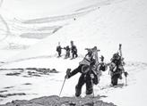 >berichte Als erste Abfahrt nahmen wir uns die «Bietenlücke» vor. Von der Bergstation des Sesselifts Kandahar stiegen wir zu Fuss mit den Ski auf dem Rucksack gut 210 Hm steil zur Bietenlücke auf.