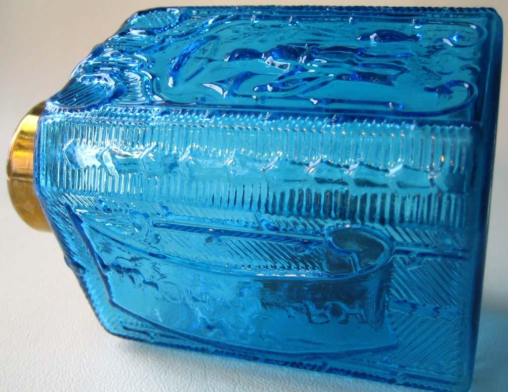 Abb. 2013-1/34-01 Teedose mit russisch-kyrillischer Inschrift ЧАЙ КЯXТИНСКIИ, form-geblasenes, blaues Glas, H mit