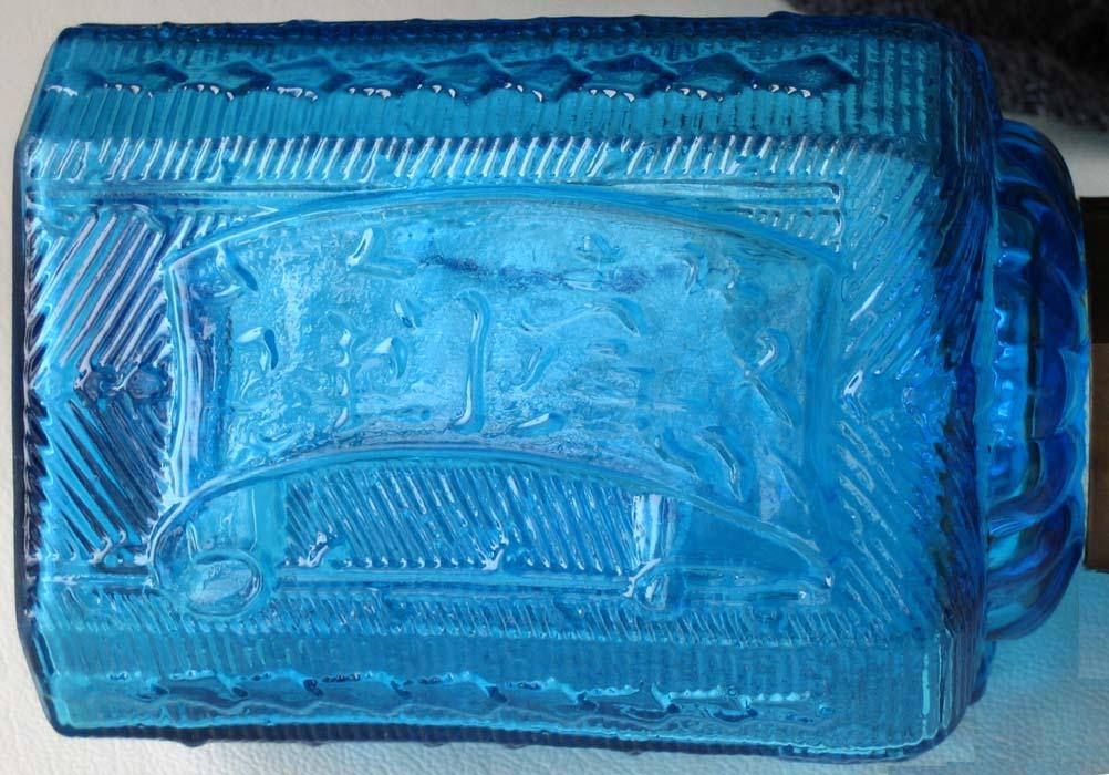 Abb. 2013-1/34-16 form-geblasenes, blaues Glas, H mit Deckel 14 cm, B 8 x 8,2 cm, Inschrift ЧАЙ