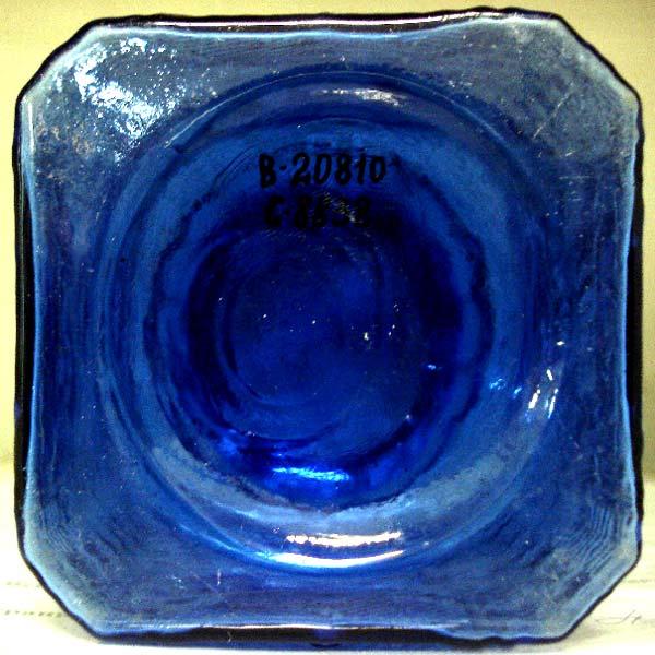 2013-1/34-08 Teedose mit russisch-kyrillischer Inschrift form-geblasenes blaues Glas, H mit Deckel 14 cm, B 8 x 8,2 cm Sammlung Jeschke Inschrift ЧАЙ КЯXТИНСКIЙ [Kyakhtinskaya Tee] Inschrift ЧАЙ