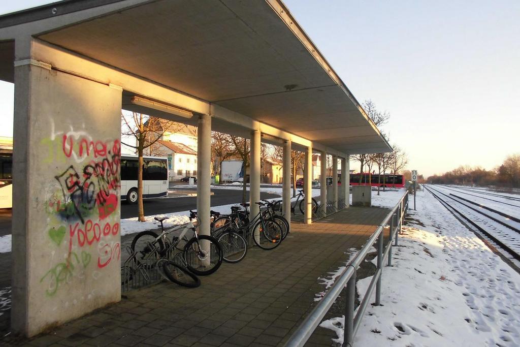 An stark frequentierten Bahnhöfen sollte in jedem Fall erwogen werden, eine Fahrradstation oder ein Fahrradparkhaus (mit oder ohne Bewachung) zu schaffen ( S.