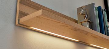 Licht ist dabei ein wesentlicher Faktor. Basierend auf den Erfahrungen mit unserer Wohnkollektion bietet auch das Bürosystem umfangreiche LED-Lichtoptionen an, die das Möbel zum Leben erwecken.