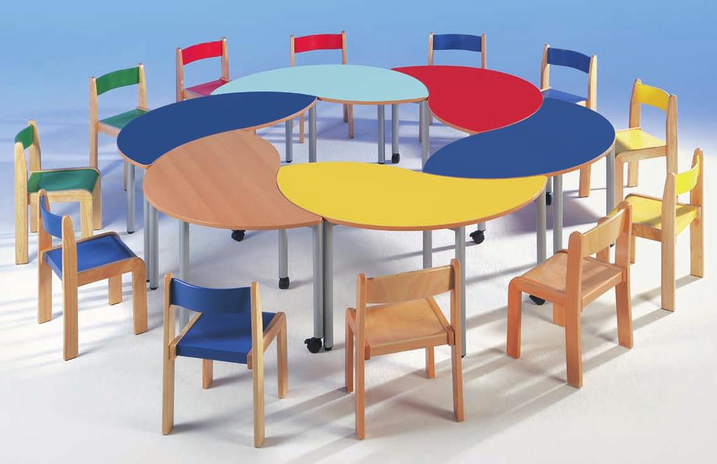 Sie werden begeistert sein. Unsere höhenverstellbaren Tische passen sich auf Wunsch ganz schnell der Körpergröße der malenden Kinder an.
