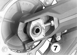 z Wartung Steckachse 8 in Bremssattel und Hinterrad einbauen. Darauf achten, dass die Achse in die Aussparung der Einstellplatte passt.