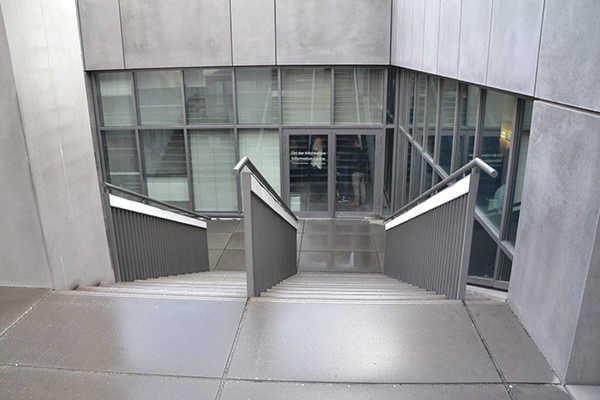 das Stelenfeld Schwelle/Stufe/Treppe Außentreppe am Eingang "Ort der Information"