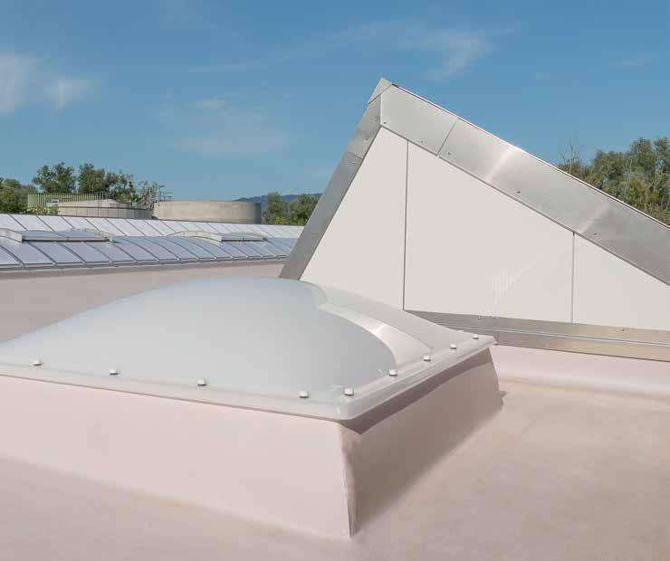 19 20 Aufsatzkränze Polyester- und Stahlzargen schaffen die nötige Verbindung von Lichtkuppel und Dach.