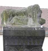 7 7 Gleich neben dem Mauerrest steht rechts auf einer Säule der Bonner Löwe. Er stand ursprünglich auf einem flachen Sockel auf dem Münsterplatz.