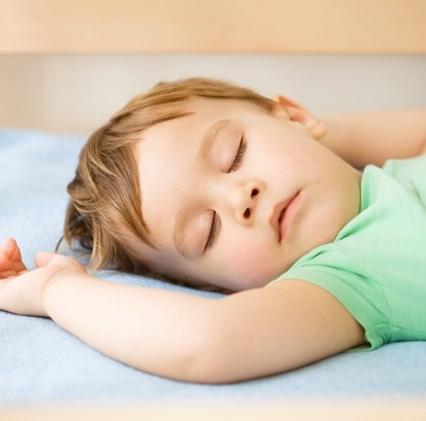 Handlungsempfehlungen Eltern sollten dem Kind für regelmäßige Ruhe- und Schlafzeiten Gelegenheit geben.