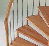 Hölzer Treppe inklusive Geländer mit Holzstäben und Holzhandlauf
