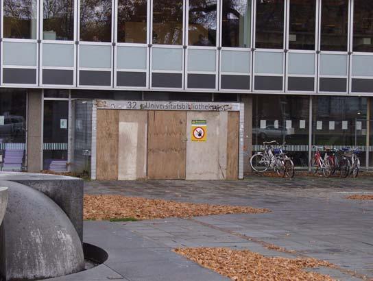 Umgestaltung des Foyers Zum WS 2010/11 wurde vor dem Hauptgebäude die Baustelle eingerichtet und der Haupteingang vom
