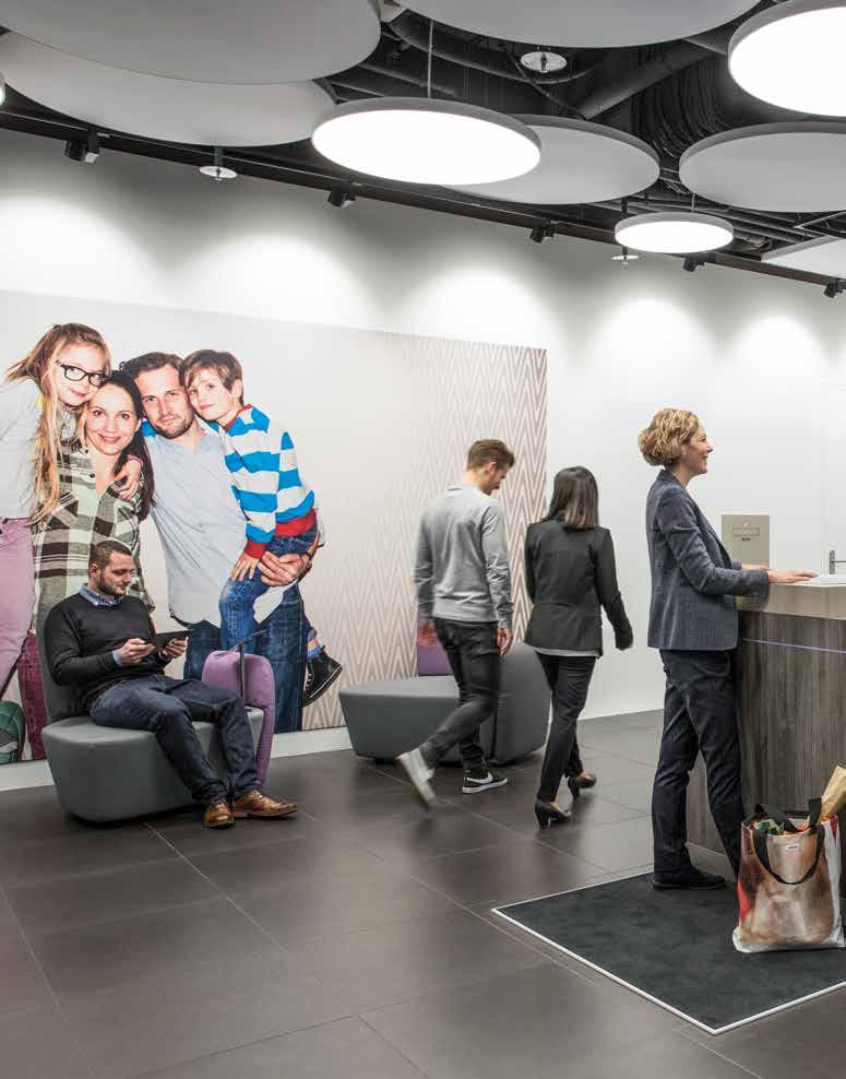 Objektbericht Valiant Bank Valiant eröffnet in Brugg ihre modernste Geschäftsstelle Persönlich und digital: Die neue Geschäftsstelle der Valiant kombiniert diese beiden Eigenschaften auf eine