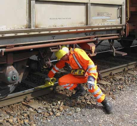 ÖPNV/BAHNEN warnkreuz SPEZIAL Nr. 14 Kopfschutz Beim Kuppeln können Teile der Ladung auf den Rangierer herabfallen.