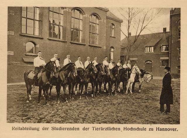 24 Abb. 41: Reitabteilung der Studierenden, 1928, Abb. 42: Lehrgebäude in Adendorf, 1928 mit Pferden aus dem Gestüt Beberbeck in Hessen Am 2.