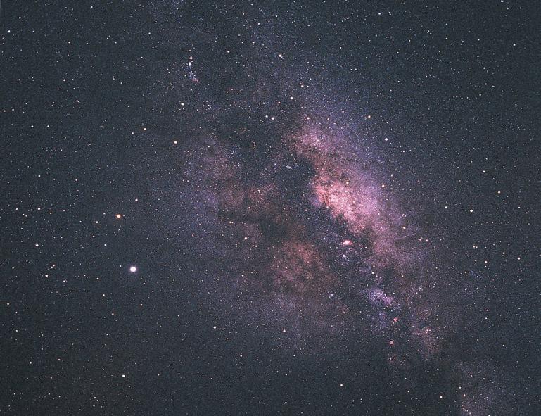 Viele Sternhaufen und Nebel bieten im Fernglas einen herrlichen Anblick. Um sie am Himmel zu finden, braucht man aber meistens eine Sternkarte oder einen Sternführer.