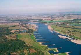 Abb. 1: Die Elbe ist in ihrem gesamten Mittellauf mit ca. 6.900 Buhnen ausgebaut, hier Elbe bei Schönberg Deich/Altmark. Foto: O. Büttner (UFZ). Abb.