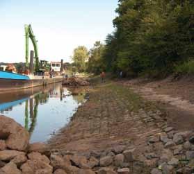 Abb. 6: Rückbau eines Deckwerkes bis zur Mittelwasserlinie am Matzwerder (Elbe-km 249,4 - rechte Elbeseite) während der Maßnahme. Foto: A. Regner. zurückgebaut (siehe Abb. 2 und 4 bis 6).