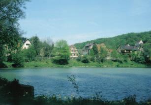 Durch die Kippung nach Südosten und die gleichzeitig einsetzende, großflächige Abtragung wurden einerseits die uns heute bekannten dachziegelartig gelagerten Schichtstufen wie der Buntsandstein im