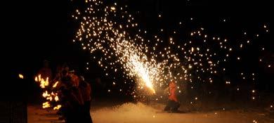 Neujahrsfest: Spektakulärer Fackelzug der Skischule Corvara - Ladinia, Paraglider-Flüge und großes Neujahrs-Feuerwerk-Spektakel.