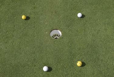 5 Zonen mit je 1 m Durchmesser festlegen (in 4, 6, 8, 10 und 12 m Entfernung). PW, Eisen 9, 8, 7 und 6 wählen. Zuerst von Hand einen Ball via Landezone in jedes Ziel rollen lassen.