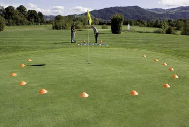 Ball auf das Green spielen Den Ball auf das Green bringen ist das Hauptziel der folgenden Übungen. Die Lernenden lernen, Distanzen einzuschätzen und ihre Schläge richtig zu dosieren.