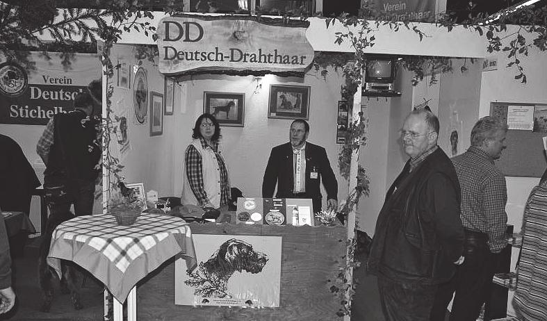 DD-Stand auf der Messe Jagd&Hund in Düsseldorf Wieder einmal trafen sich die Drahthaarigen in der Messehalle 8 auf der Messe Jagd & Hund, um den Deutsch Drahthaar den Jägerinnen und Jägern