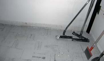 Entfernen von Bodenbelägen 2 Ein- oder zweischichtige asbesthaltige Bodenbeläge (festgebundener Asbest) Floor-Flex Arbeiten und Gefährdungen Begehen und Nutzung ohne Beschädigung: keine oder nur