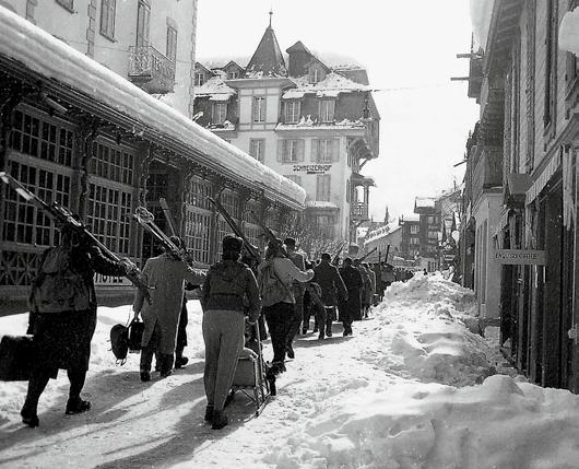 Zermatt erlangt viel Aufsehen in den weltweiten Medien. 1891 Eine dampfbetriebene Bahn von Visp nach Zermatt wird eröffnet.