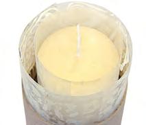 so in die Kerzenform eingelegt, dass sich die plastischen Konturen innen in dem Kerzenrohr befinden.