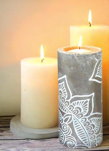 Die Kerze wird zusammen mit der Schutzfolie, der ausgehärteten Betonhülle und der Konturenfolie aus dem Kerzenrohr entnommen.