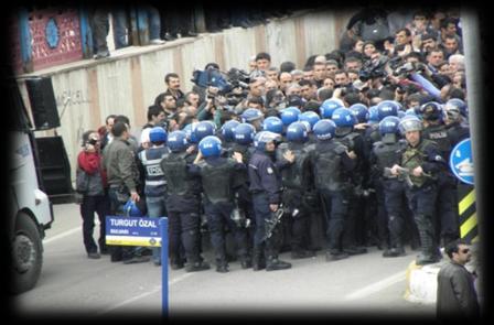 Nachdem die Polizei auch 24 March 2011, Batman die geplante Sitzblockade in Cizre angriff, trugen die Demonstranten das Friedenszelt zur Straße nach Idil, stoppten dort den Verkehr und führten eine