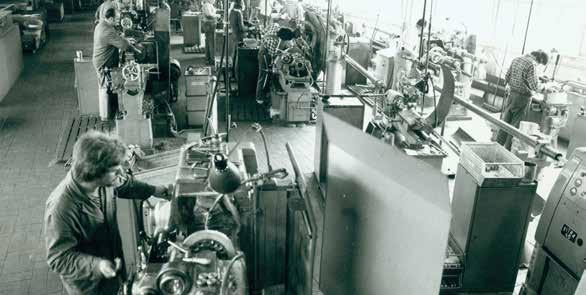 Blick in die Montagehalle zur Armaturenmontage Als in den 1960er Jahren größere Investitionen für neue technische Ausrüstung notwendig wurden, kam der Eigentümer mit seinem Frankfurter Großkunden ins