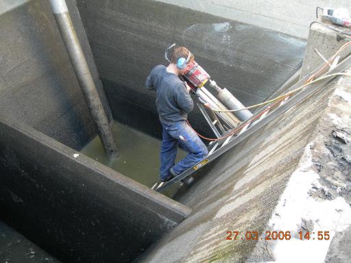 der Betonfestigkeit mit Prüfhammer und