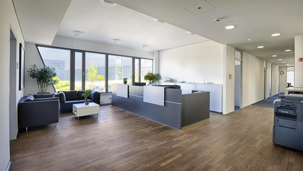 Mietflächen nach Wunsch Die Gesamtfläche des Gebäudes bietet circa 2500 qm Bürofläche insgesamt.