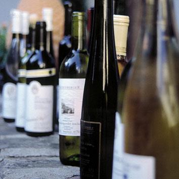 1 Internationale Weine Internationale Alternativen zu unseren regional-typischen Weinen Spanischer Rotwein 51 2013 Vina Collada Rioja kirschrote Farbe mit wunderbaren Ziegeltönen, fruchtige Nuancen