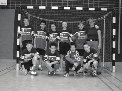 Handball Glücklich und gelassen nahmen wir am Montag wieder das Training mit Joggen und viel Schusstraining auf, um die zwei letzten Spiele im Jahr 2004 mit Erfolg meistern zu können.