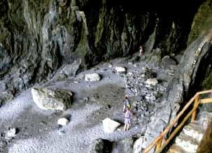 Höhlen von Ajuy [G8] Schon der Weg längs weißer Klippen macht Spaß, doch der eigentliche Höhepunkt kommt später: Über steile Felsstufen steigt man in eine schwarze Höhle hinab,