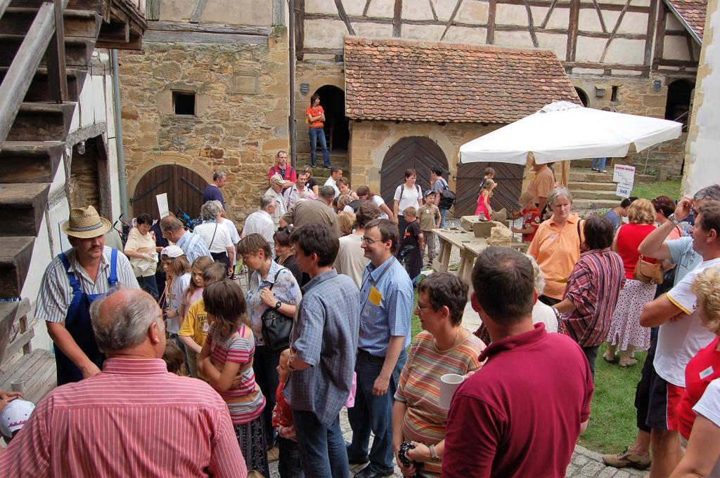 Das Kirchenburgfest Ein Fest mit langer Tradition wartet auf Ihren Besuch. Beim Kirchenburgfest können Sie altes Handwerk und selten gewordene Handarbeit hautnah erleben.