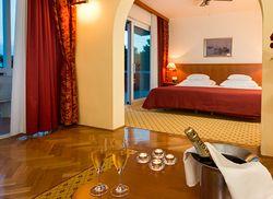 ****HOTEL ZORA Das Hotel Zora befindet sich 500 Meter vom Zentrum Primoštens und 50 Meter vom Meer entfernt.