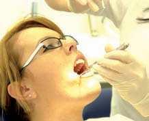 Zahnseide: Zahnseide hilft bei der Reinigung der Zahnzwischenräume. Einige Produkte werden auch mit Fluoriden angeboten.