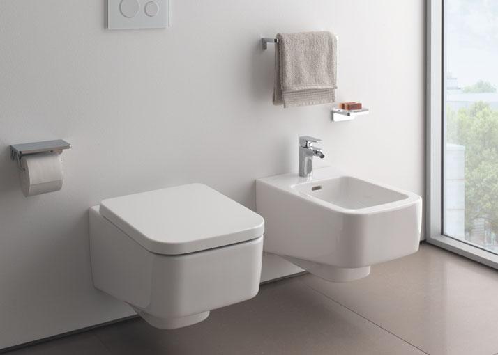 Ein geometrisches Wand-WC samt passendem Bidet, das perfekt mit dem Redesign
