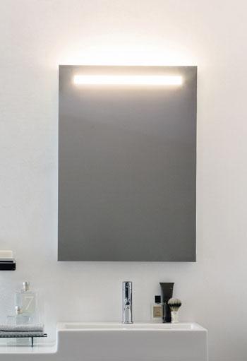 CASE SPIEGEL Spiegel in der Version mit einer horizontalen Beleuchtung.
