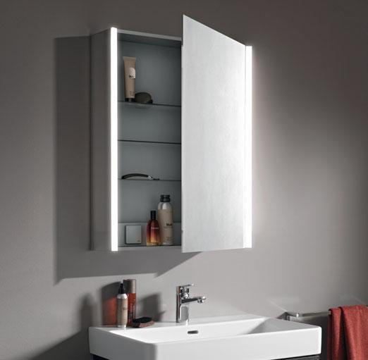 Der zeitlose Spiegelschrank FRAME 25 ist ein hilfreicher Begleiter am Waschplatz: Mit seinen punktfreien LED-Leisten leuchtet er das Gesicht beim Schminken