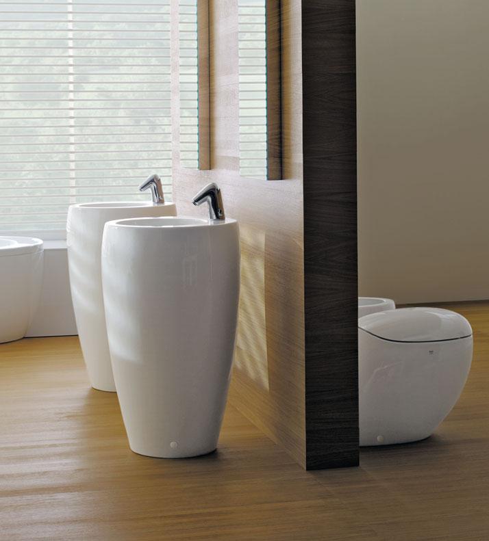 Eine Ikone des zeitgenössischen Designs: das bodenstehende TamTam von LAUFEN erschliesst eine neue Dimension der Badgestaltung.