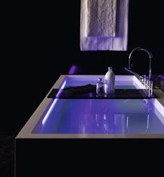 LED-Streifen im Überlaufspalt (zu finden bei den Badewannen Kartell by LAUFEN) schafft eine entspannende